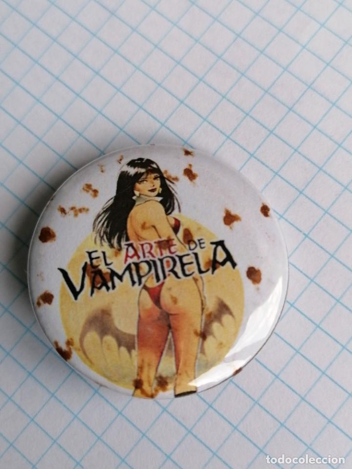 Pins de colecci&oacute;n: CHAPA INSIGNIA DE ALFILER EL ARTE DE VAMPIRELLA