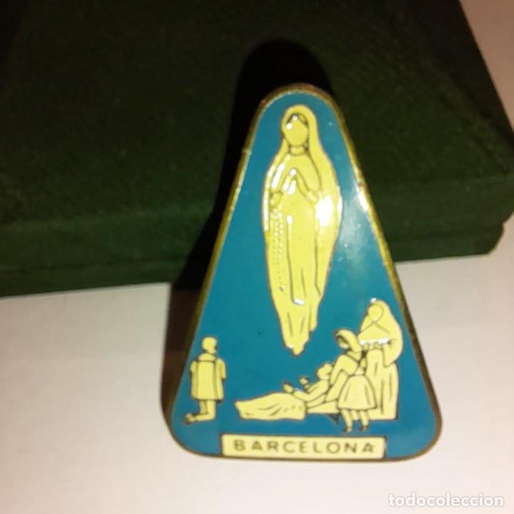 Pins de colecci&oacute;n: Antigua insignia de aguja de la v&iacute;rgen de Lourdes. Barcelona