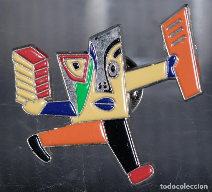 Pins de colecci&oacute;n: Pin con forma de Libro estilo cubista