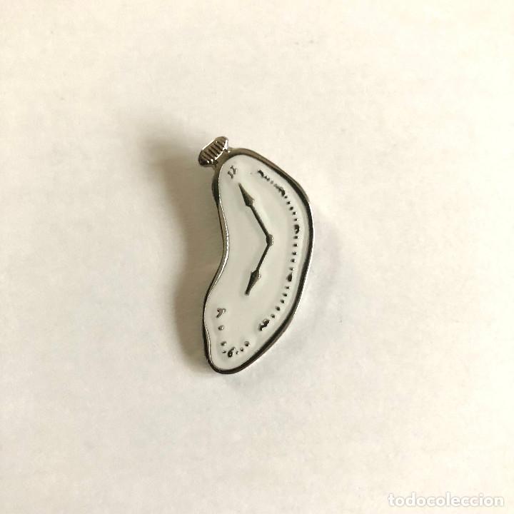 Pin's de collection: PIN MET&Aacute;LICO ESMALTADO RELOJ MELTING DERRETIDO SALVADOR DAL&Iacute;, NUEVO, MEDIDA 3 CMS. ALTURA
