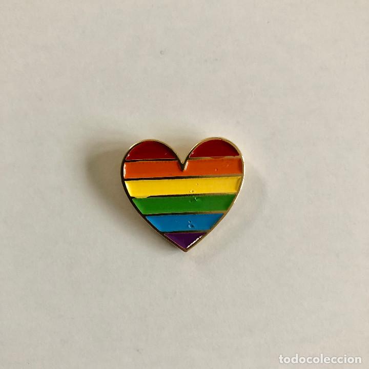 Pin's de collection: PIN MET&Aacute;LICO ESMALTADO CON FORMA DE CORAZ&Oacute;N BANDERA ARCOIRIS LGTB LGBT