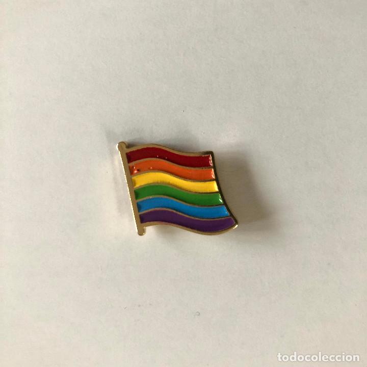 Pin's de collection: PIN MET&Aacute;LICO ESMALTADO BANDERA ARCOIRIS LGBT LGTB