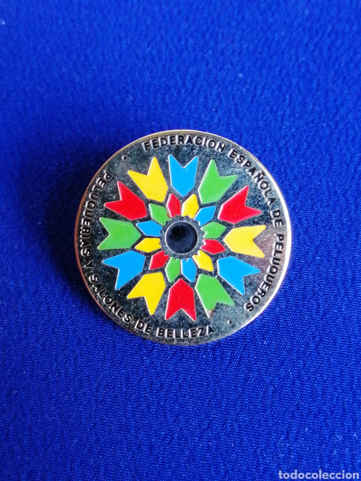 Sammlung von Pins: FEDERACI&Oacute;N ESPA&Ntilde;OLA DE PELUQUEROS Y SALONES DE BELLEZA PIN