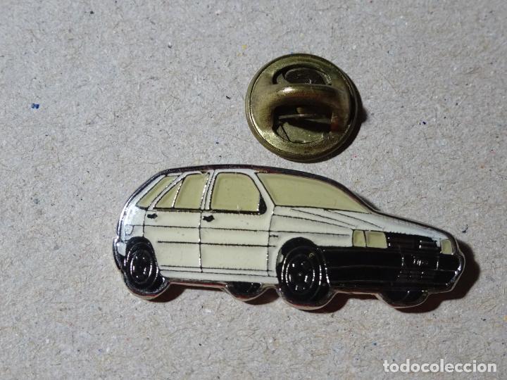 Pins de colecci&oacute;n: PIN DE COCHES MOTOS. COCHE FIAT TIPO BLANCO