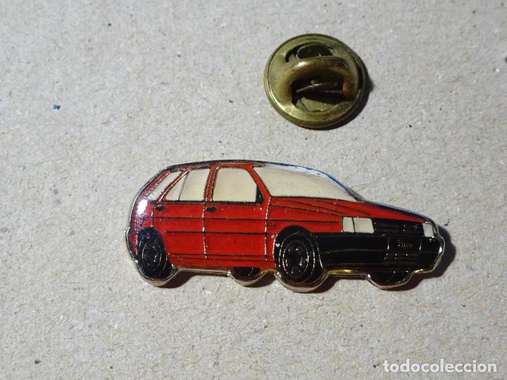 Collection pins: PIN DE COCHES MOTOS. COCHE FIAT TIPO ROJO
