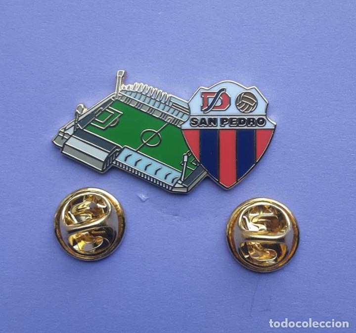 Sammlung von Pins: PIN FUTBOL - ESMALTE - ESCUDO MAS ESTADIO - S.D. SAN PEDRO - MUNICIPAL DE LAS LLANAS - SESTAO - VIZC