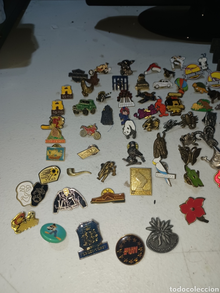 Pins de colecci&oacute;n: Lote m&aacute;s de 110 pins variados - Foto 2