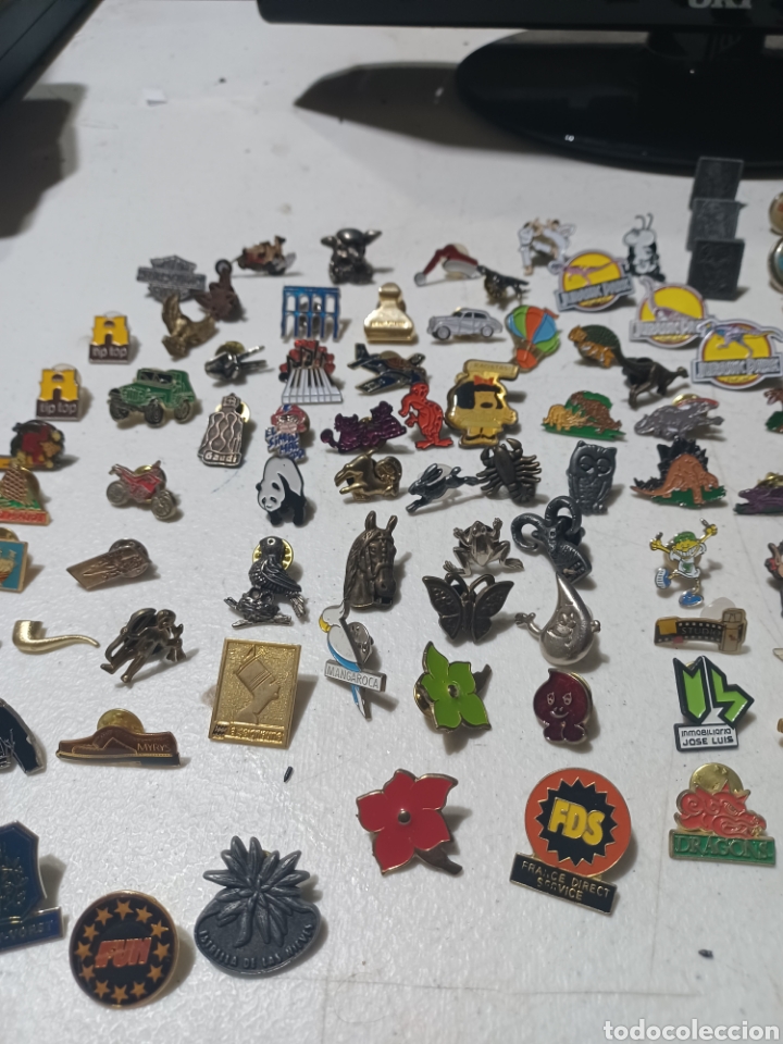 Pins de colecci&oacute;n: Lote m&aacute;s de 110 pins variados - Foto 3
