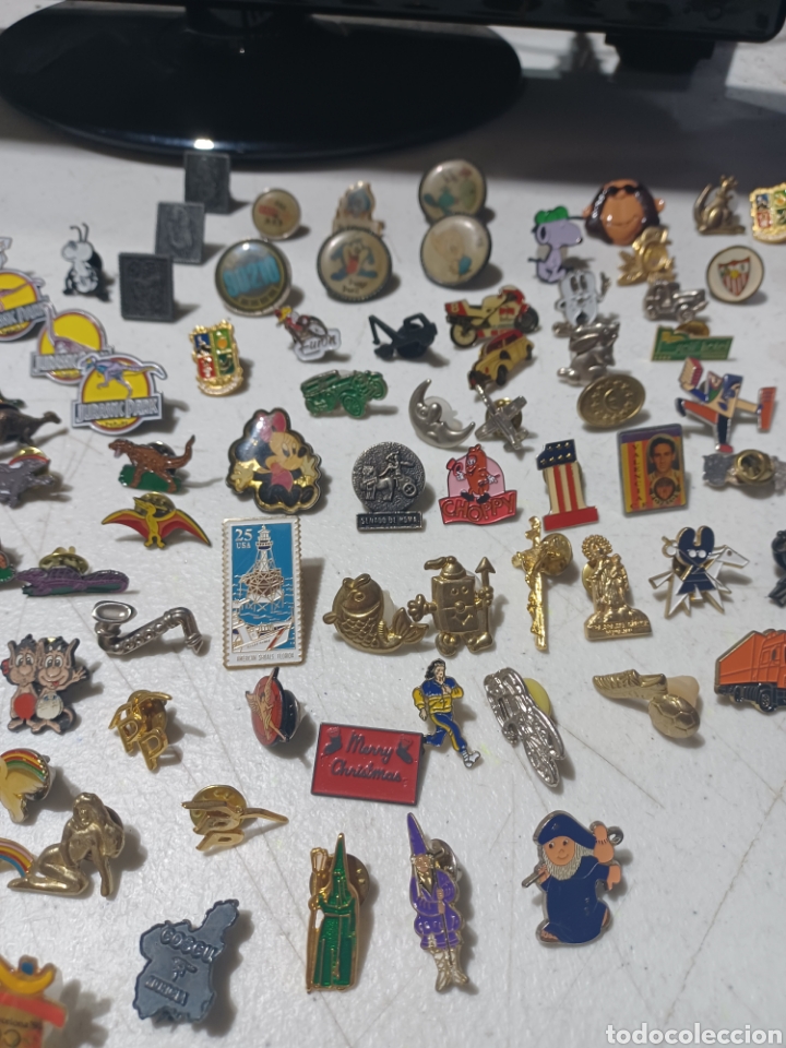 Pins de colecci&oacute;n: Lote m&aacute;s de 110 pins variados - Foto 5
