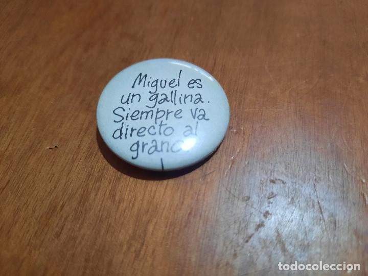 Pins de colecci&oacute;n: MIGUEL GALLINA DIRECTO GRANO. COMIC. CHAPA. PIN. 0.31 MM. DETR&Aacute;S MET&Aacute;LICA. BUEN ESTADO. SIN USO