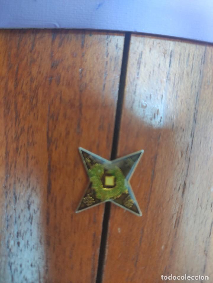 Pins de colecci&oacute;n: ESTRELLA DORADA CON DRAG&oacute;N VERDE LETRAS CHINAS O Japonesas?