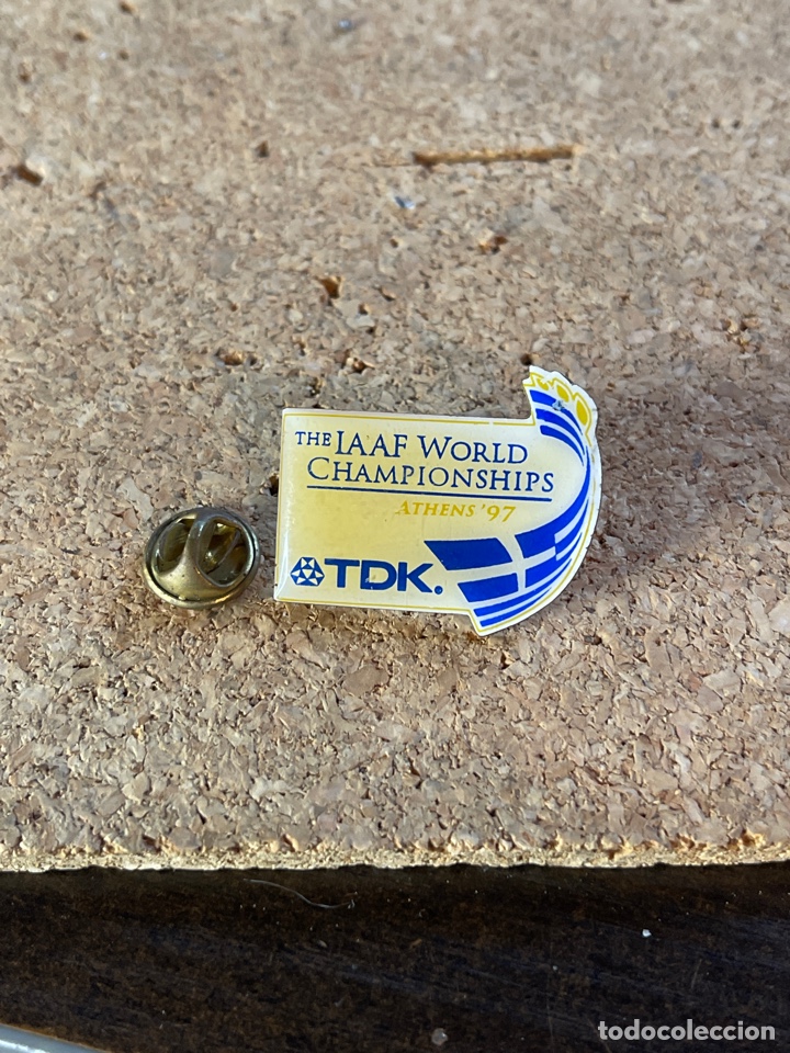 Sammlung von Pins: Pin TDK