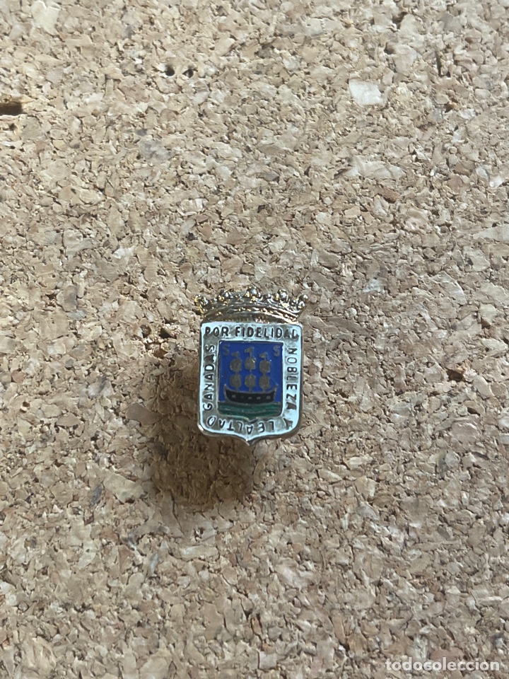 Pin's de collection: Insignia de solapa escudo de San Sebasti&aacute;n