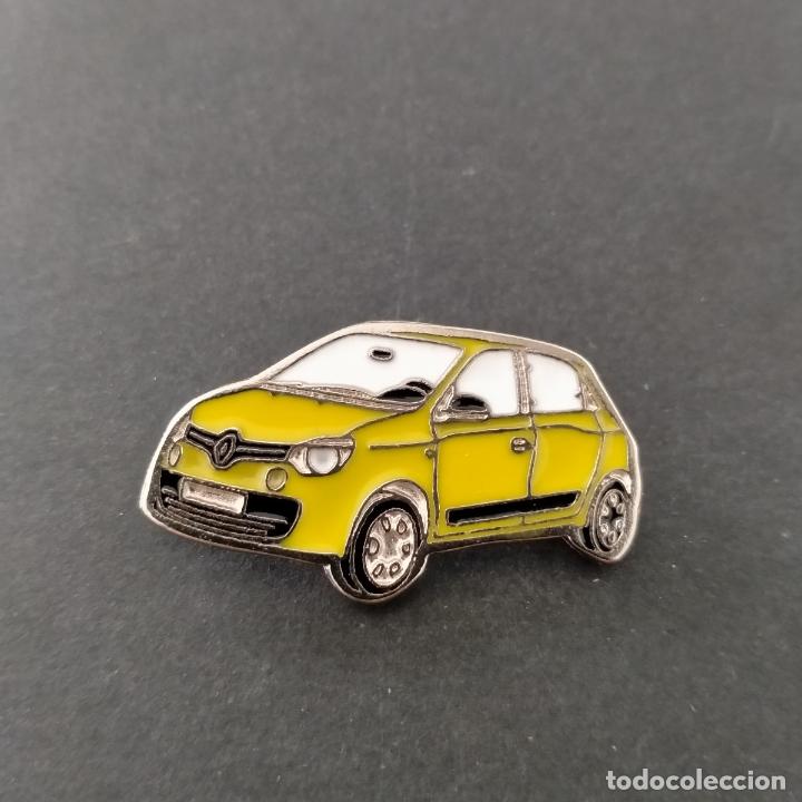 Pins de colecci&oacute;n: Pin renault twingo amarillo