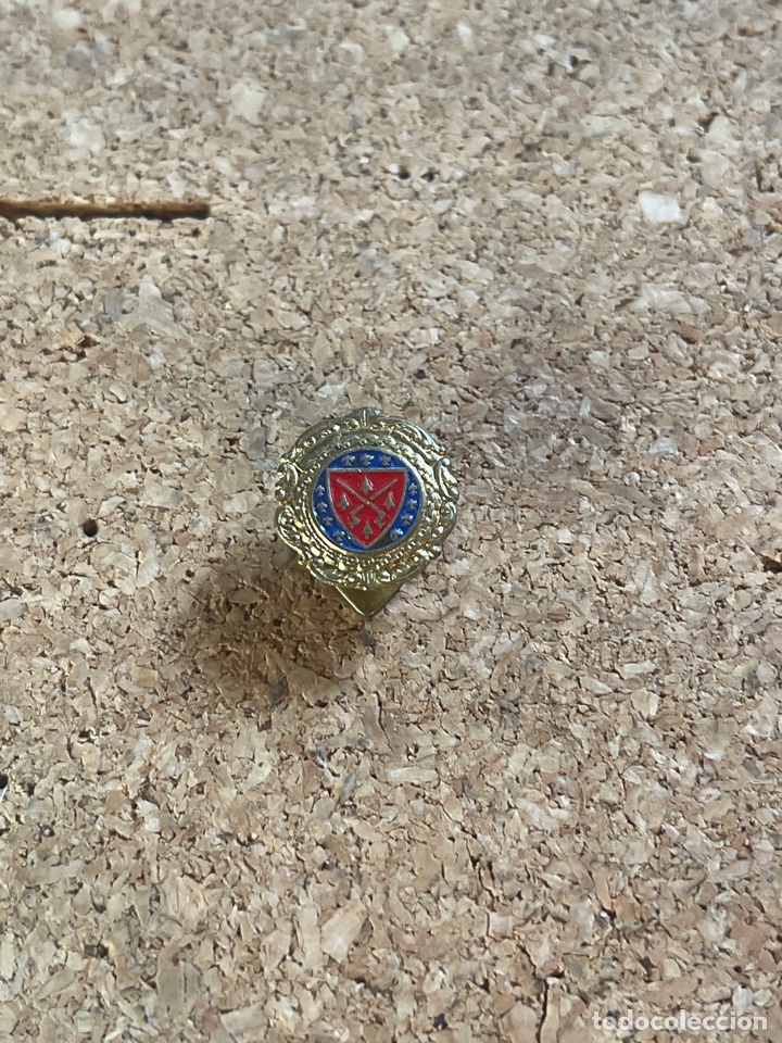 Pin's de collection: Insignia de solapa a identificar