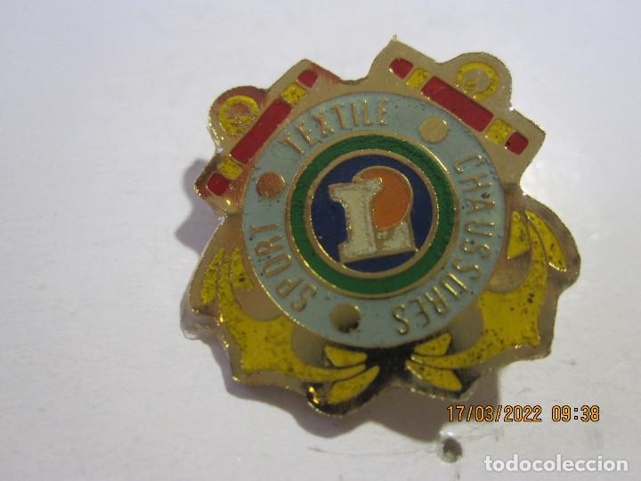 Pins de cole&ccedil;&atilde;o: ANTIGUO PIN O PINS DE COLECCION ZAPATOS DEPORTIVOS TEXTILES