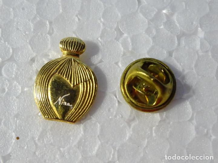 Pin's de collection: PIN DE PERFUMES COLONIAS. FRASCO NINA