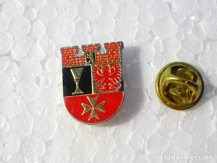 Pins e Spille di collezione: PIN DE TURISMO HER&Aacute;LDICA. ESCUDO HER&Aacute;LDICO NEUKOELLN, BERL&Iacute;N