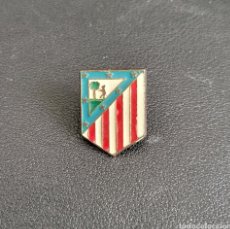 Pins de colección: ANTIGUO PIN ESCUDO ORIGINAL AT MADRID. Lote 330541318