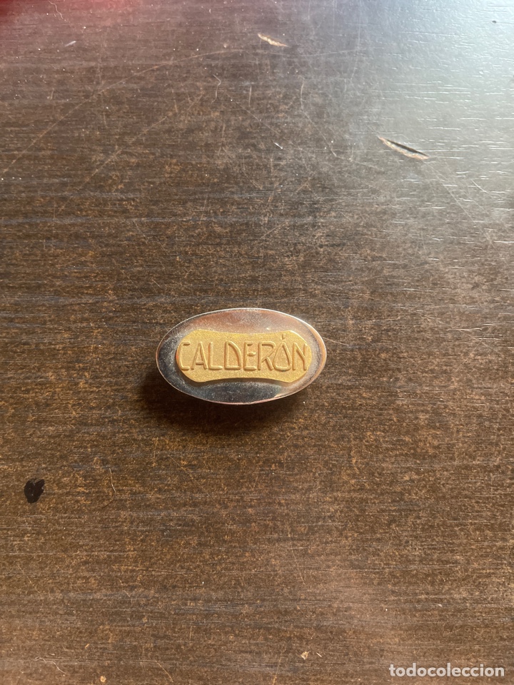 Collection pins: Insignia de solapa palabra Calder&oacute;n podr&iacute;a ser del teatro Calder&oacute;n a&ntilde;os 30
