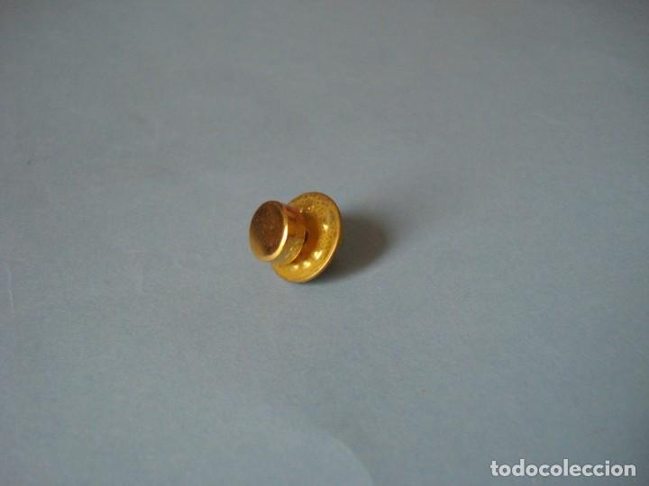 Pins de colecci&oacute;n: PIN STAR TREK TNG / NUEVA GENERACI&Oacute;N. BOT&Oacute;N DE RANGO DORADO. Medidas: 7,7 mm di&aacute;metro x 3,6 anchura
