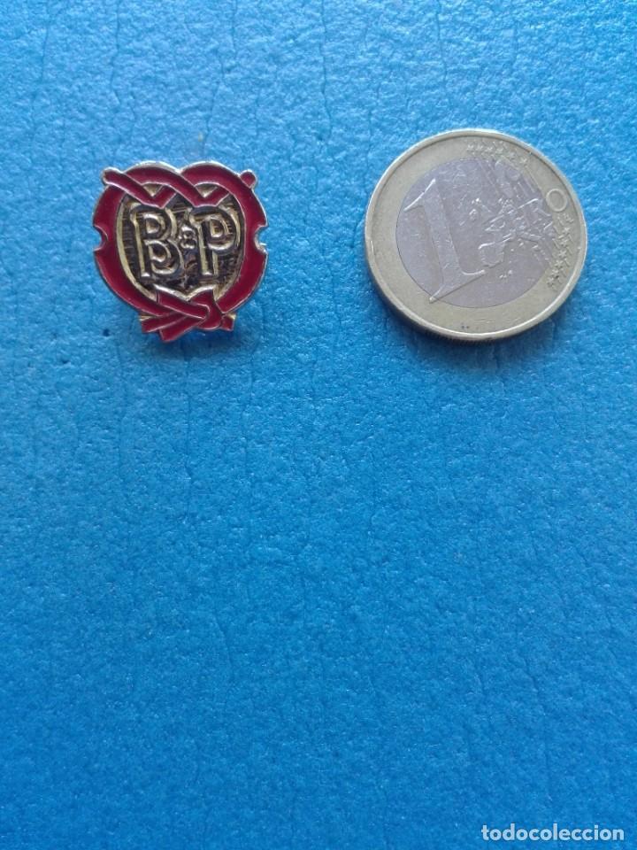 Sammlung von Pins: INSIGNIA-PIN - BADEN POWELL - BP - GIRL GUIDES?? - AGUJA IMPERDIBLE - (ESMALTADO)