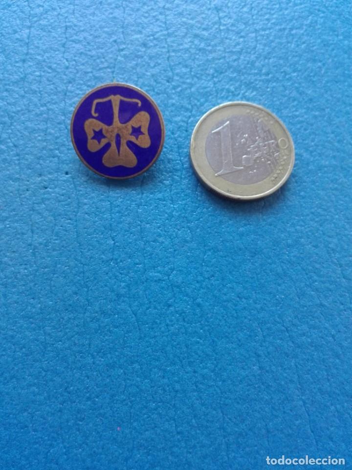 Sammlung von Pins: INSIGNIA-PIN - TREBOL DORADO SOBRE AZUL - GIRL GUIDES?? - AGUJA IMPERDIBLE
