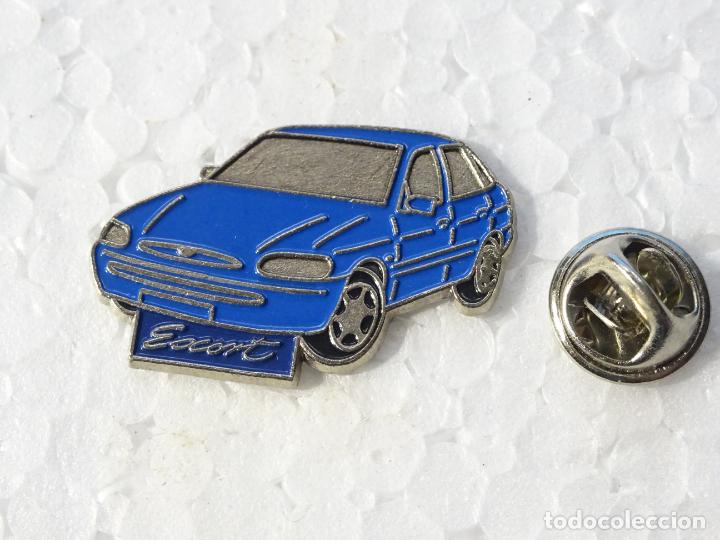 Pins e Spille di collezione: PIN DE COCHES MOTOS. COCHE FORD ESCORT