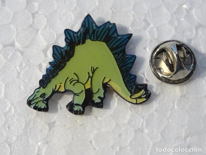 Pins e Spille di collezione: PIN DE ANIMALES DINOSAURIOS. ESTEGOSAURIO