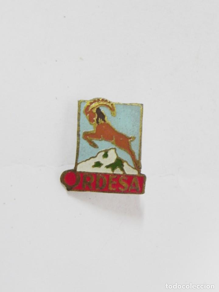 Collection pins: ANTIGUA INSIGNIA ESMALTADA DE ORDESA, CAZA, MONTA&Ntilde;ISMO, MIDE 1,8 CMS.