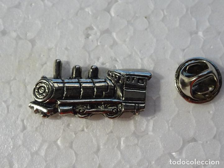 Sammlung von Pins: PIN DE TRENES FERROCARRILES. ANTIGUA LOCOMOTORA PLATEADA