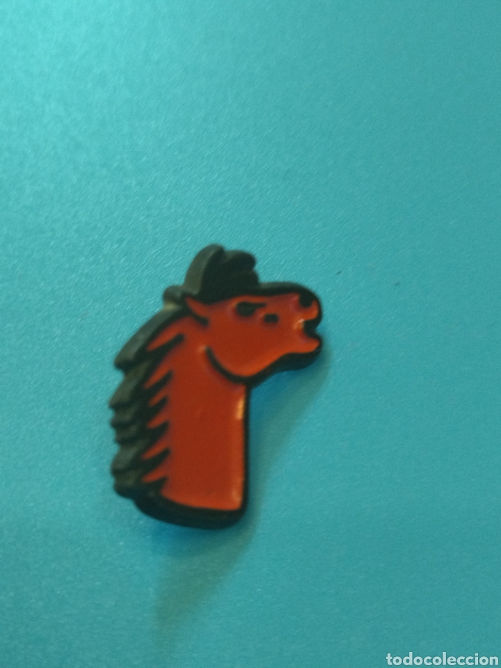 Pin's de collection: PIN ANIMAL CABEZA CABALLO ROJO