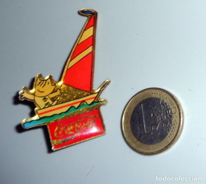 Pins de colecci&oacute;n: PIN BADGE - JUEGOS OL&Iacute;MPICOS BARCELONA 92 COBI VELA - OLYMPIC GAMES BARCELONA MASCOT COCA COLA
