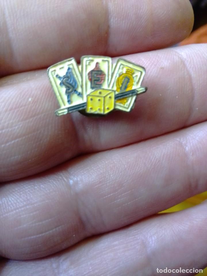 Pins de colecci&oacute;n: RARA INSIGNIA SOLAPA SEI SOCIEDAD ESPA&Ntilde;OLA DE ILUSIONISMO , MAGIA , NAIPES Y DADOS CON VARITA