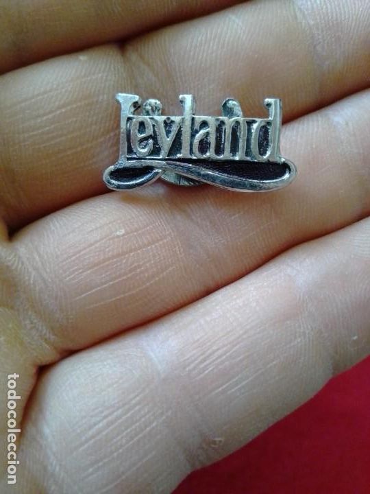 Pins de colecci&oacute;n: INSIGNIA SOLAPA MOTOR CAMI&Oacute;N TRACTORES LEYLAND
