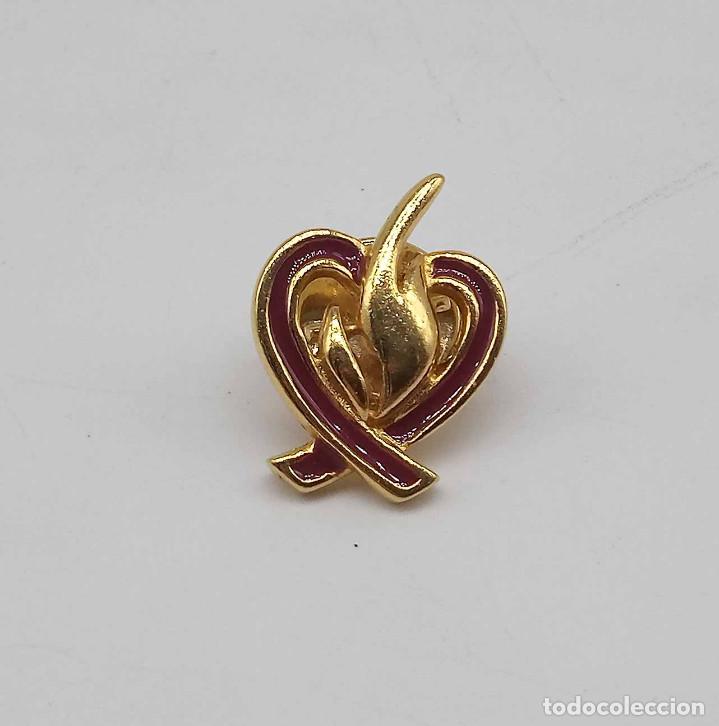 Pins de colecci&oacute;n: Pin Coraz&oacute;n con llamas - Foto 1
