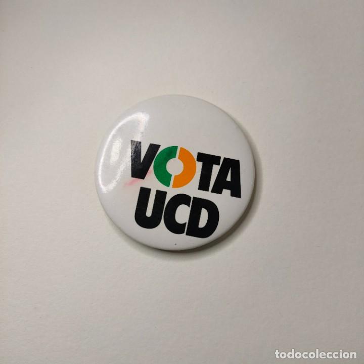 Pins de colecci&oacute;n: Chapa Vota UCD - Foto 1