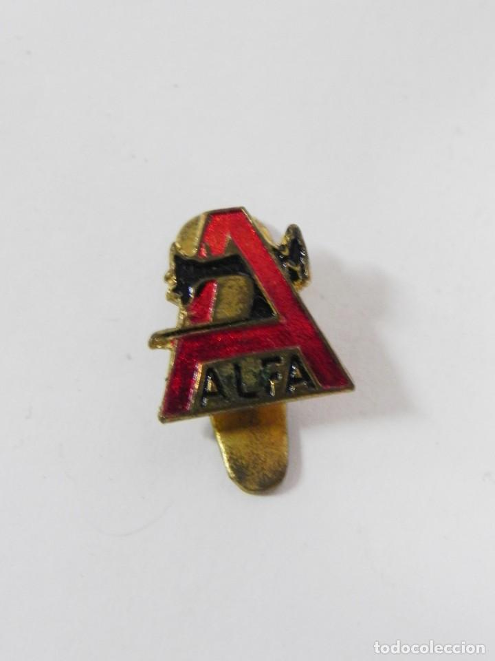 Collection pins: INSIGNIA ESMALTADA TIPO PIN DE MAQUINA COSER ALFA, A&Ntilde;OS 1960.