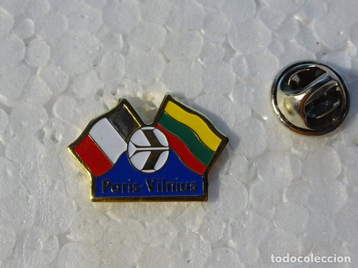 Sammlung von Pins: PIN DE TURISMO BANDERAS. BANDERA DOBLE. FRANCIA LITUANIA. VUELO PARIS VILNIUS