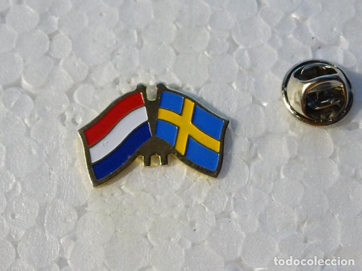 Pins de cole&ccedil;&atilde;o: PIN DE TURISMO BANDERAS. BANDERA DOBLE. HOLANDA SUECIA