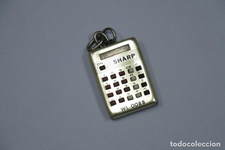 Pins de colecci&oacute;n: LLAVERO. CALCULADORA SHARP - Foto 1