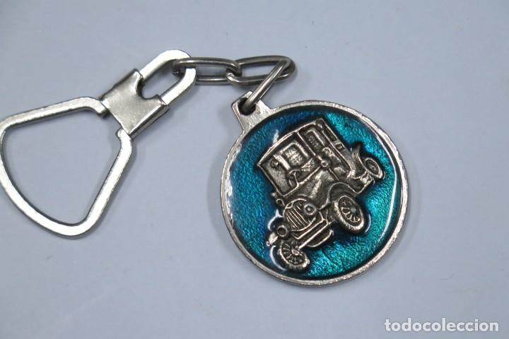 Pin's de collection: LLAVERO. VEHICULO CLASICO