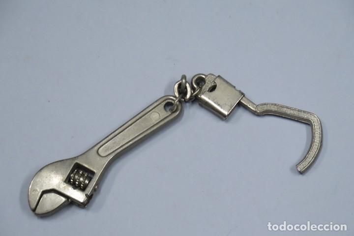 Pin's de collection: LLAVERO. LLAVE INGLESA