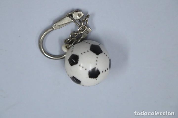 Pin's de collection: LLAVERO. BALON FUTBOL