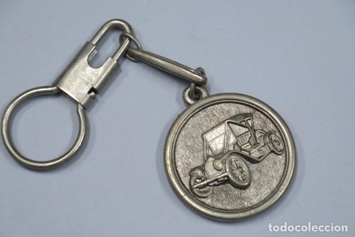 Pin's de collection: LLAVERO. VEHICULO CLASICO. MADDIN