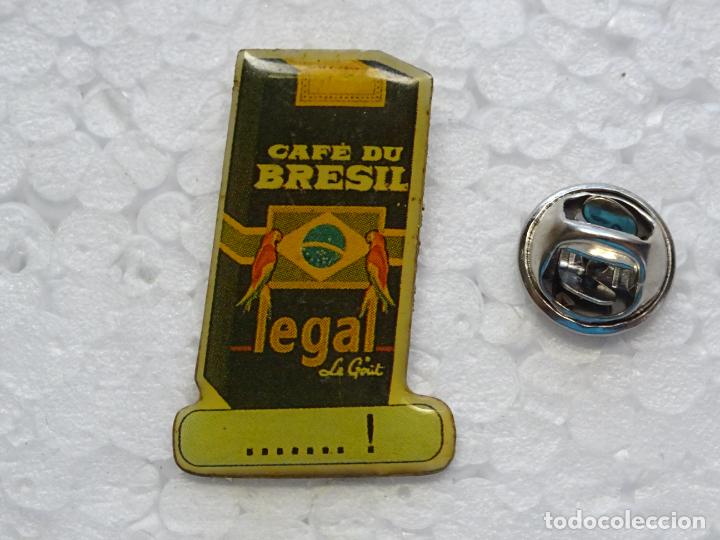 Pin's de collection: PIN DE BEBIDAS. CAF&Eacute;. PAQUETE CAF&Eacute; DE BRASIL LEGAL