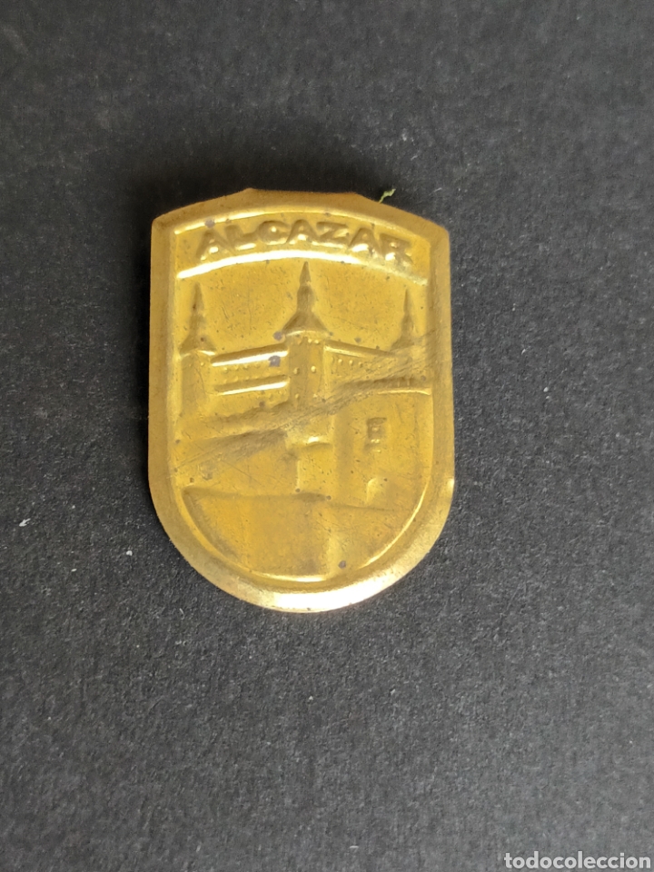 Pins de colecci&oacute;n: EMBLEMA MET&Aacute;LICO DEL AUXILIO SOCIAL DE LA FALANGE.