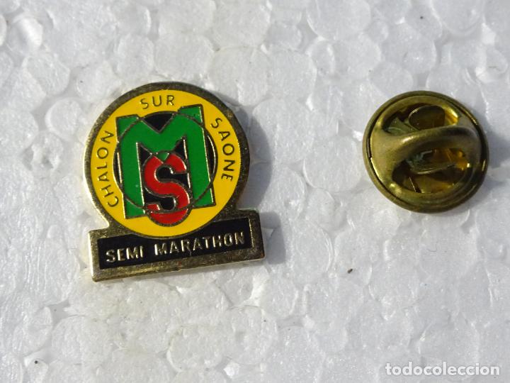Pin's de collection: PIN DE DEPORTES. ATLETISMO. CARRERA MEDIA MARATON MARATHON FRANCIA