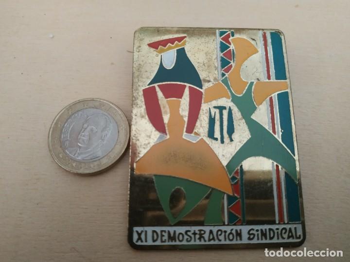 Pins de colecci&oacute;n: Chapa pin XI Demostraci&oacute;n Sindical
