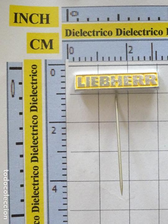Pins e Spille di collezione: INSIGNIA ALFILER. LIEBHERR. GRUAS MAQUINARIA CIVIL OBRA